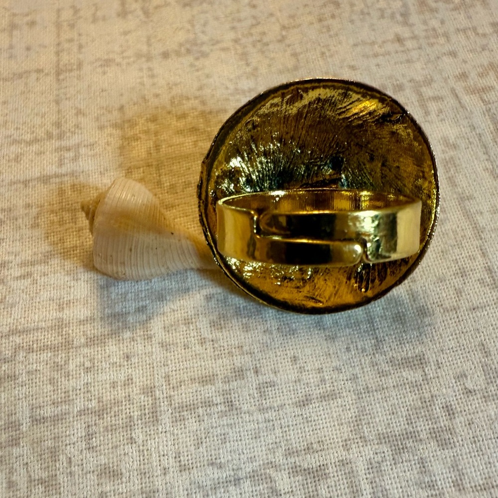 New Vintage-Inspired Adjustable Statement Ring: Gold Tone with Green Cabochon - Picture 5 of 6